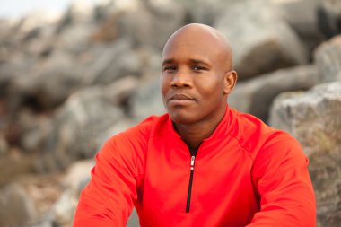 Yakışıklı genç adam.