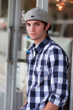 Yakışıklı genç adam.