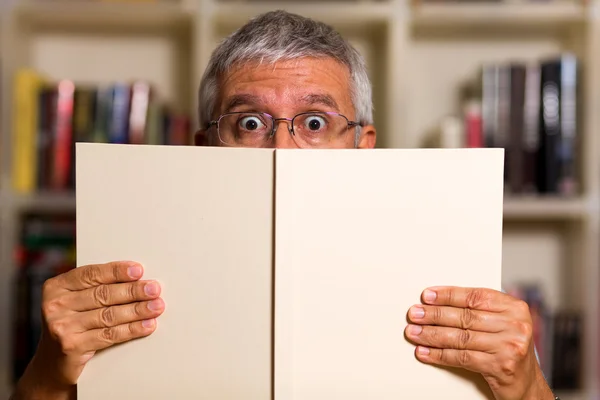 Handsome man reading — Stock Photo, Image