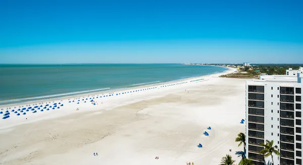 Vista a la playa en la azotea — Foto de Stock