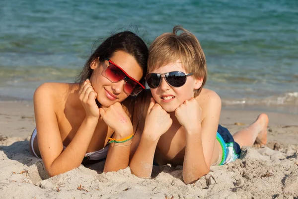 Nastolatki na plaży — Zdjęcie stockowe