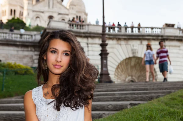 Bella giovane donna a Parigi — Foto Stock