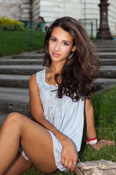 Beautiful Young Woman in Paris — Stock Photo, Image