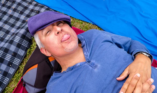 Hombre acostado al aire libre — Foto de Stock