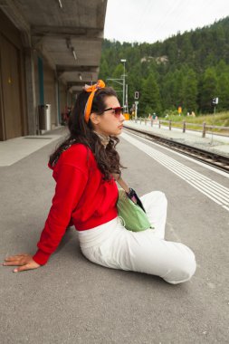 Tren bekliyor.