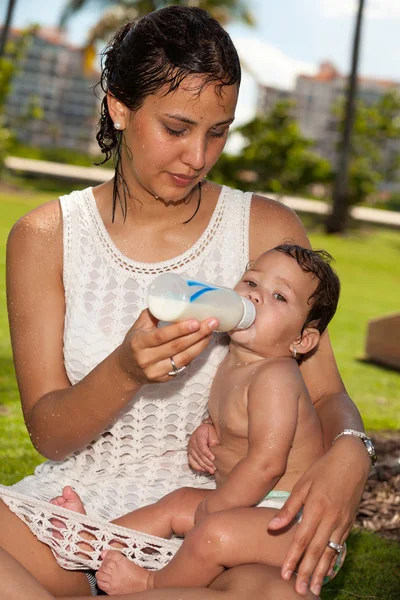 Mãe carinhosa — Fotografia de Stock