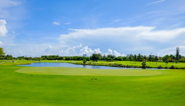 Красивое поле для гольфа — стоковое фото