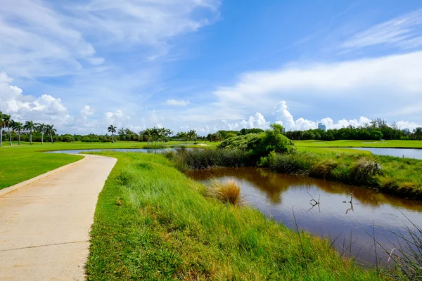 Piękne pole golfowe — Zdjęcie stockowe