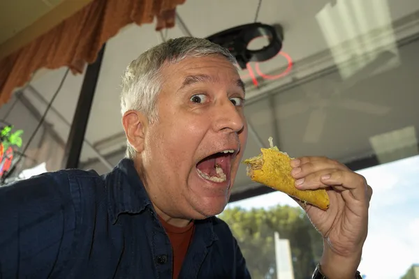 Άνθρωπος τρώει taco — Φωτογραφία Αρχείου