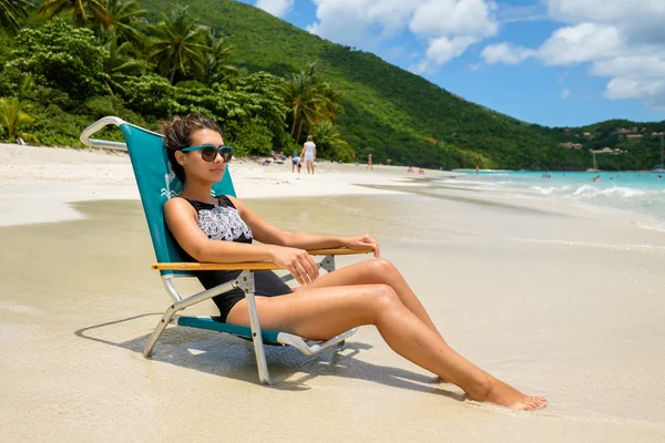 Schöne Mädchen am Strand — Stockfoto