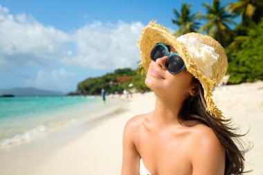 Sahilde güzel bir kız