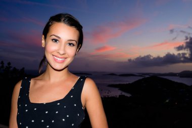 gün batımında güzel kız