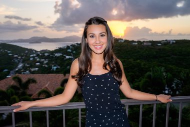 gün batımında güzel kız