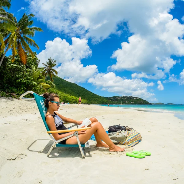 Pretty beach girl — Stock Photo, Image