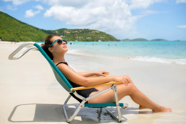 Mooi meisje op het strand — Stockfoto