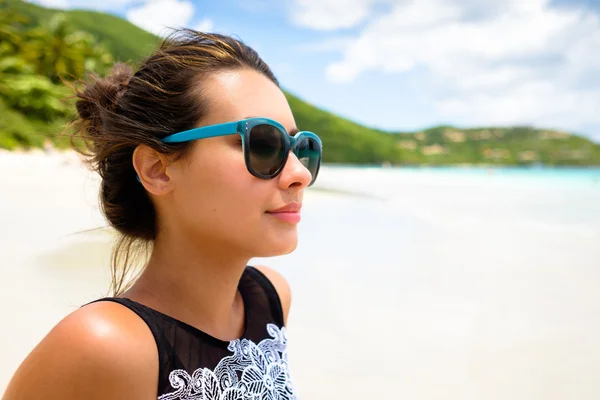 Menina bonita na praia — Fotografia de Stock