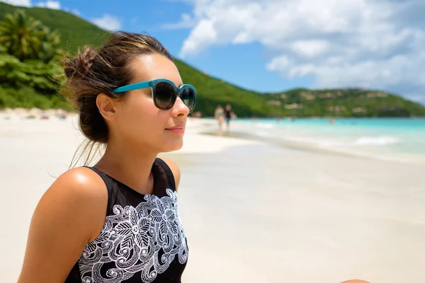 Vacker flicka på stranden — Stockfoto