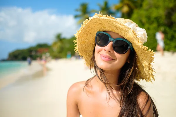 Vacker flicka på stranden — Stockfoto