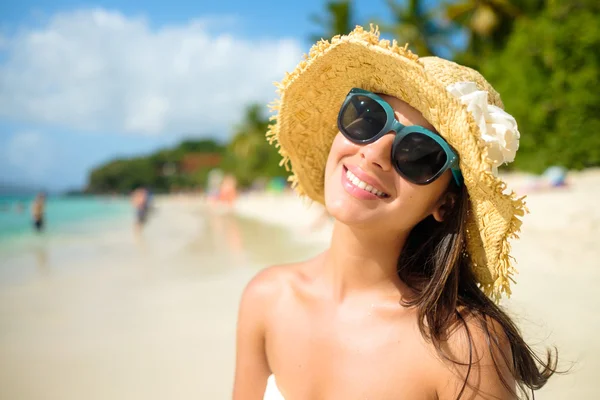 Vacker flicka på stranden — Stockfoto