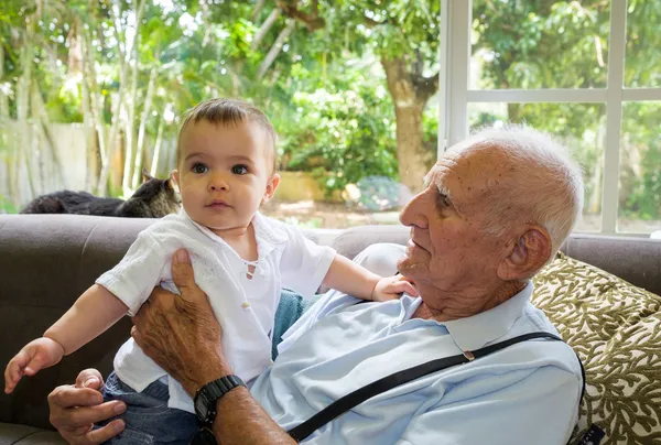 Büyük dedesi ile erkek bebek — Stok fotoğraf