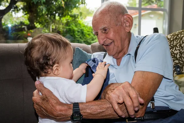 Bambino con bisnonno — Foto Stock