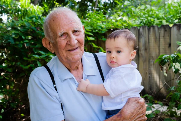 Junge mit Urgroßvater — Stockfoto