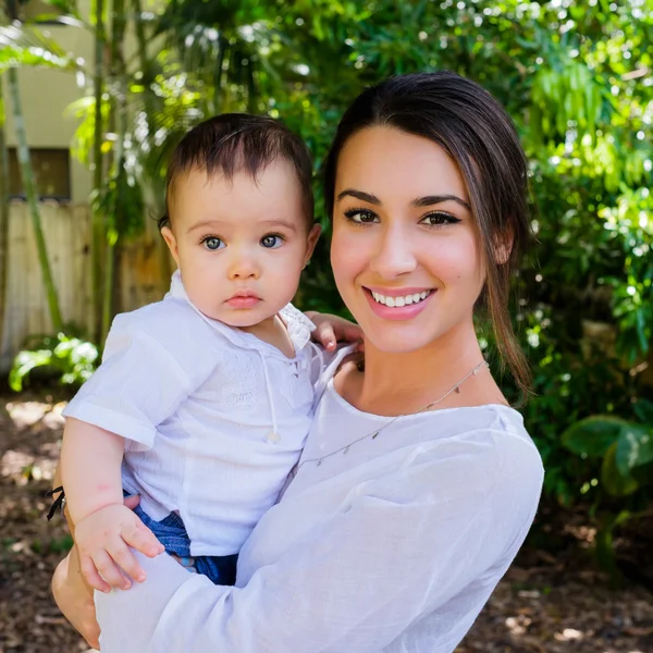 Bébé garçon et jolie jeune femme — Photo