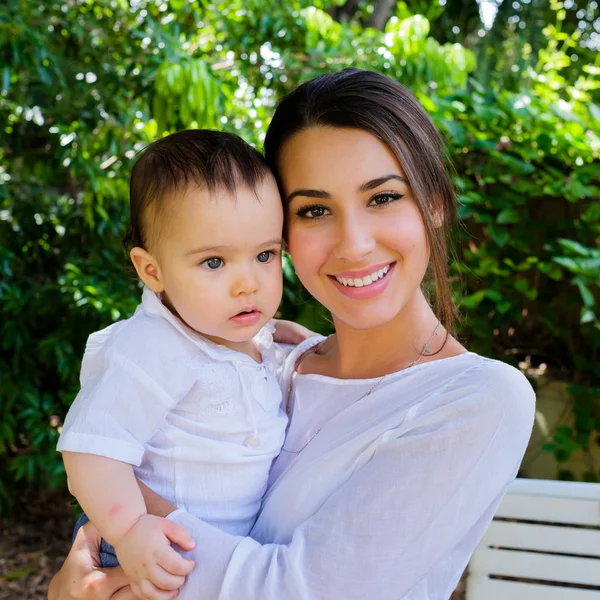 Bebé niño y bonita mujer joven —  Fotos de Stock