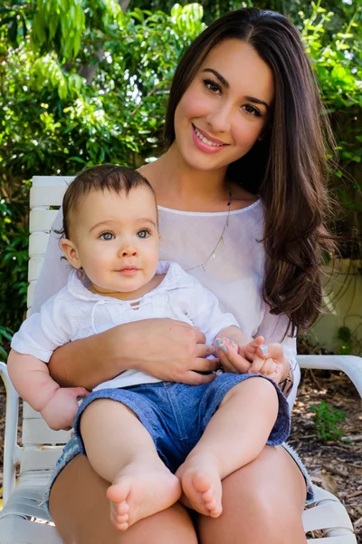 Bébé garçon et jolie jeune femme — Photo