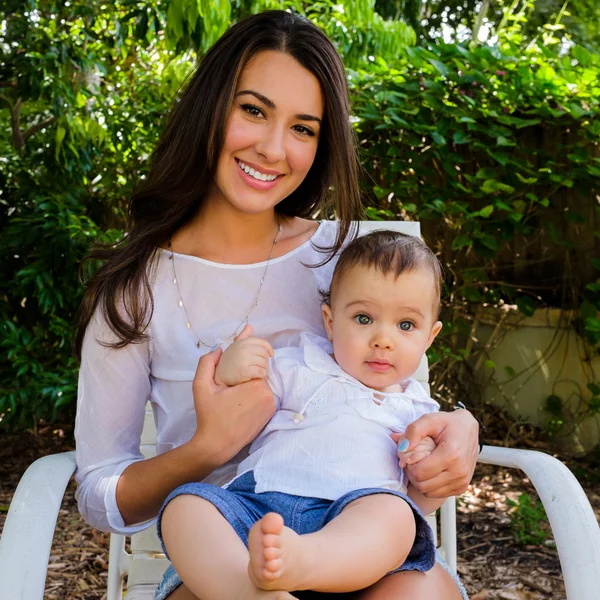 Bébé garçon et jolie jeune femme — Photo