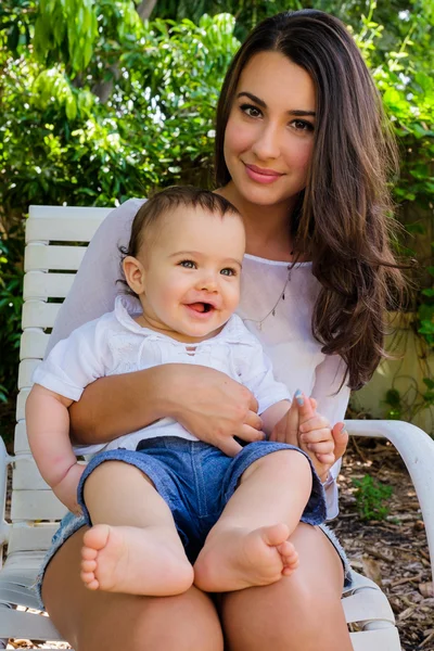 아기와 예쁜 젊은 여자 — Stockfoto