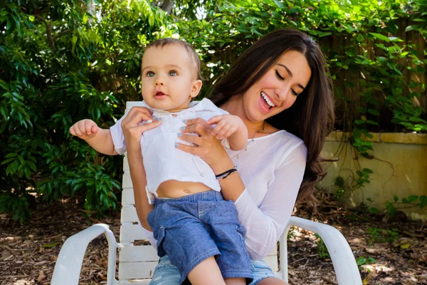 Menino e bela jovem mulher — Fotografia de Stock