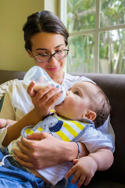 Bébé garçon nourri par une jolie jeune femme — Photo