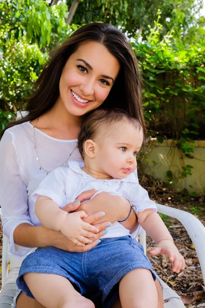 Bébé garçon et jolie jeune femme — Photo