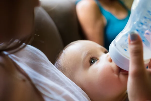 Bambino ragazzo nutrito da madre — Foto Stock