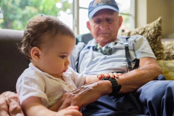 Babyjongen met overgrootvader — Stockfoto