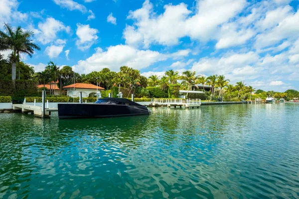 Miami Plajı Nda Yatları Olan Lüks Deniz Kıyısındaki Evler — Stok fotoğraf