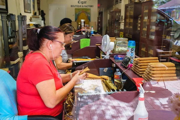 Miami Florida Eua Fevereiro 2022 Mulheres Não Identificadas Enrolando Charutos — Fotografia de Stock