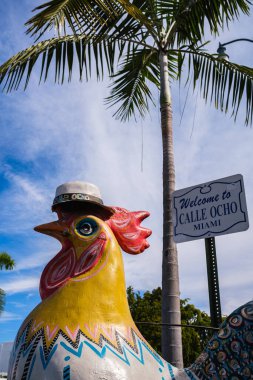 Miami, Florida ABD - 1 Şubat 2022: Tarihi Havana 'da popüler Calle Ocho boyunca şehir manzarası.