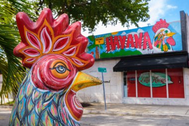 Miami, Florida ABD - 1 Şubat 2022: Tarihi Havana 'da popüler Calle Ocho boyunca şehir manzarası.