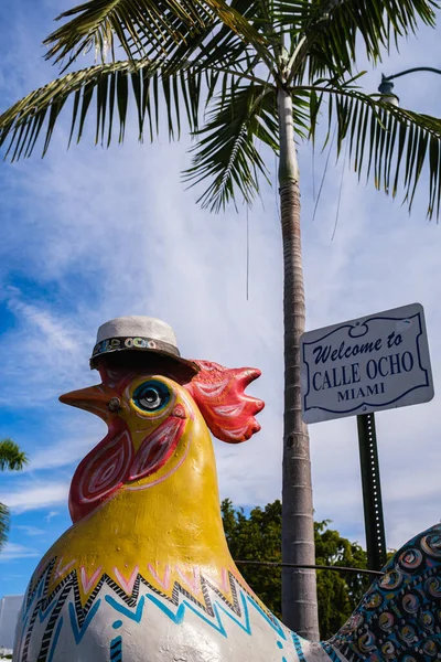 Miami, Florida ABD - 1 Şubat 2022: Tarihi Havana 'da popüler Calle Ocho boyunca şehir manzarası.