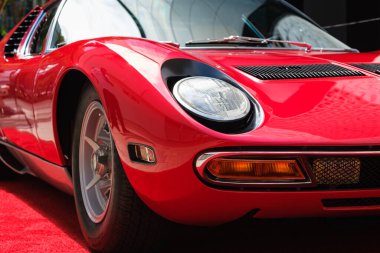 Miami, Florida USA - 20 Şubat 2022: Vintage 1971 Lamborghini Miura SV spor arabası Miami Concours 'un lüks Tasarım Bölgesi' ndeki araba fuarında sergileniyor.