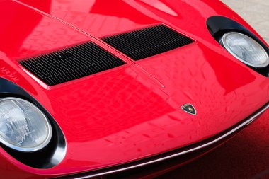 Miami, Florida USA - 20 Şubat 2022: Vintage 1971 Lamborghini Miura SV spor arabası Miami Concours 'un lüks Tasarım Bölgesi' ndeki araba fuarında sergileniyor.