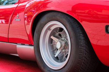 Miami, Florida USA - 20 Şubat 2022: Vintage 1971 Lamborghini Miura SV spor arabası Miami Concours 'un lüks Tasarım Bölgesi' ndeki araba fuarında sergileniyor.