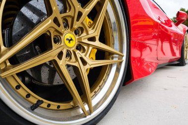 Miami, Florida USA - 20 Şubat 2022: Egzotik Ferrari süper arabası Miami Concours 'un lüks tasarım bölgesinde halka açık araba fuarında sergileniyor.