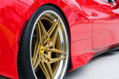 Miami, Florida USA - 20 Şubat 2022: Egzotik Ferrari süper arabası Miami Concours 'un lüks tasarım bölgesinde halka açık araba fuarında sergileniyor.