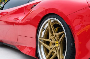 Miami, Florida USA - 20 Şubat 2022: Egzotik Ferrari süper arabası Miami Concours 'un lüks tasarım bölgesinde halka açık araba fuarında sergileniyor.