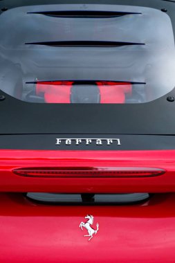 Miami, Florida USA - 20 Şubat 2022: Egzotik Ferrari süper arabası Miami Concours 'un lüks tasarım bölgesinde halka açık araba fuarında sergileniyor.