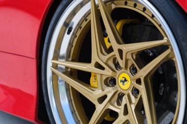Miami, Florida USA - 20 Şubat 2022: Egzotik Ferrari süper arabası Miami Concours 'un lüks tasarım bölgesinde halka açık araba fuarında sergileniyor.