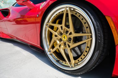 Miami, Florida USA - 20 Şubat 2022: Egzotik Ferrari süper arabası Miami Concours 'un lüks tasarım bölgesinde halka açık araba fuarında sergileniyor.